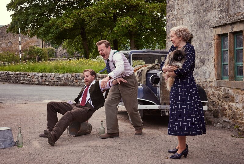 Siegfried Farnon (Samuel West, l.), Tristan Farnon (Callum Woodhouse, M.) und Mrs. Pumphrey (Patricia Hodge, r.). – Bild: WDR/​Playground & All3Media International/​Helen Williams