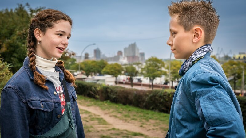 Leo und Moritz sprechen sich ab – und flirten ein bisschen. – Bild: NDR/​Boris Laewen