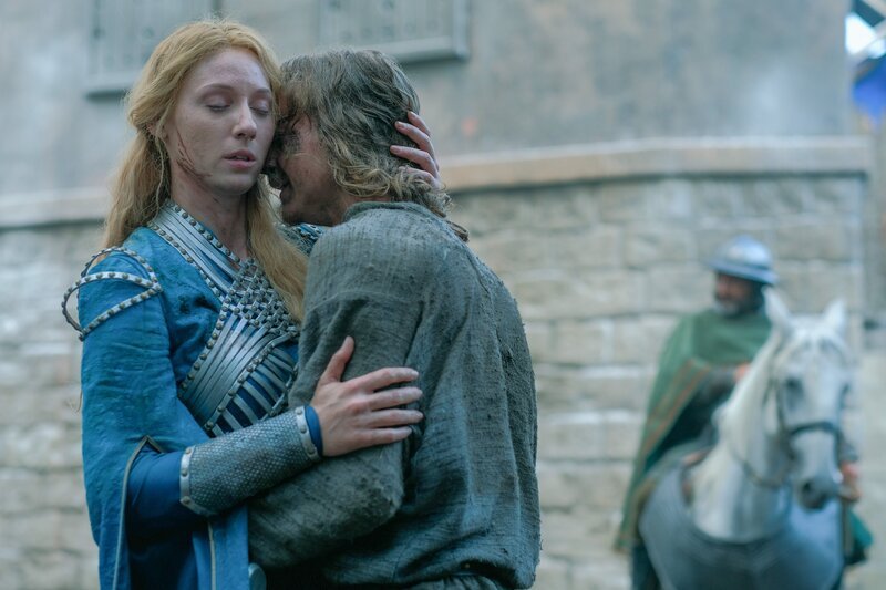 Erzsébet (Vivien Rojder) kann ihren Sohn Lacko (Áron Forrai) in die Arme schließen. – Bild: ORF/​Beta Film/​MR Film/​The Orbital Strangers Project/​Csaba Aknay