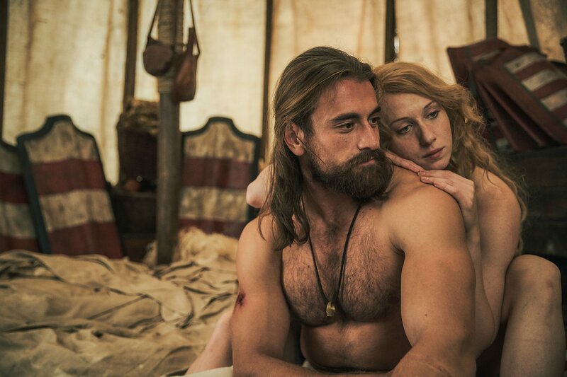 Hunyadi (Gellért L. Kádár) und Erzsébet (Vivien Rujder) werden ein Paar. – Bild: ORF/​Beta Film/​MR Film/​Kristóf Galgóczi Németh