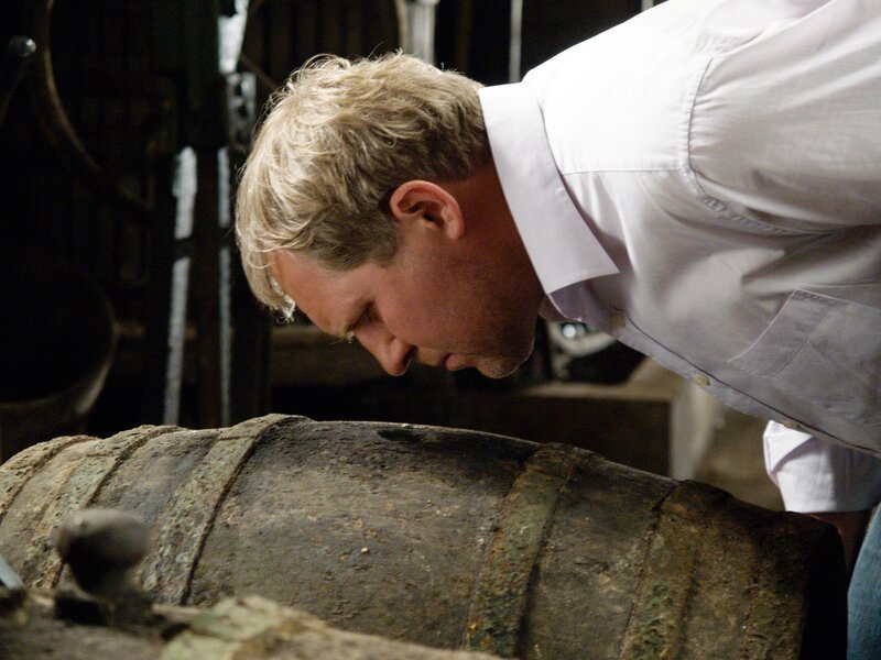 Der Winzerkönig „Unerwartetes Erbe“. Im Bild: Thomas (Harald Krassnitzer) prüft ein altes Fass im Keller seines verstorbenen Vaters. – Bild: ORF/​Miguel Dieterich