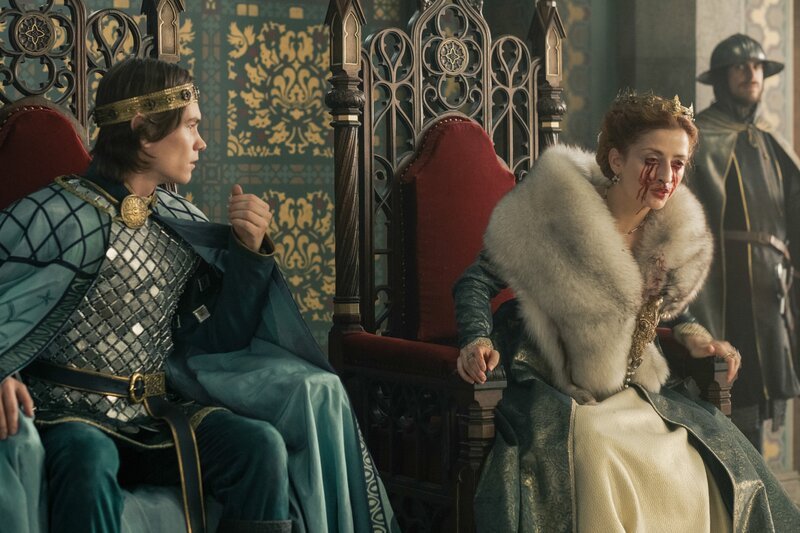 Wladislaw (Krisztián Czákvári) ist entsetzt, als Elisabeth (Mariann Hermányi) plötzlich blutend zusammenbricht. – Bild: ORF/​Beta Film/​MR Film/​The Orbital Strangers Project/​ Csaba Aknay