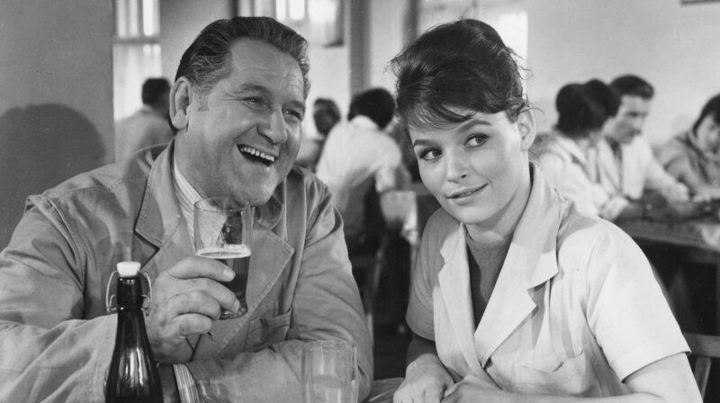 Franz Bach, dreifacher Vater und erfolgreicher Ingenieur, kommt kaum noch aus dem Büro raus. Dies liegt aber nicht nur daran, dass er viel Arbeit hat, sondern vor allem an der attraktiven Praktikantin Irene. Als seine Ehe auseinanderzugehen droht, gehen seine Kinder der Sache auf den Grund und entwickeln einen Plan für eine Eherettungsaktion. Unterhaltsame Familienkomödie mit Angelica Domröse. – Kollege Wolle (Erich Franz) und Irene (Angelica Domröse) – Bild: rbb/​DRA/​Baxmann/​Hans Bernd