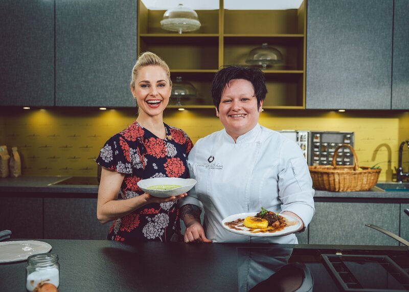 Silvia Schneider, Viktoria Stranzinger („Rucola-Spinatcremesuppe“ und „Schweinebackerl mit Kartoffelroulade"). – Bild: ORF / Lura Media / Simeon Baker Silvia Schneider, Viktoria Stranzinger („Rucola-Spinatcremesuppe“ und „Schweinebackerl mit Kartoffelroulade"). – Bild: ORF / Lura Media / Simeon Baker