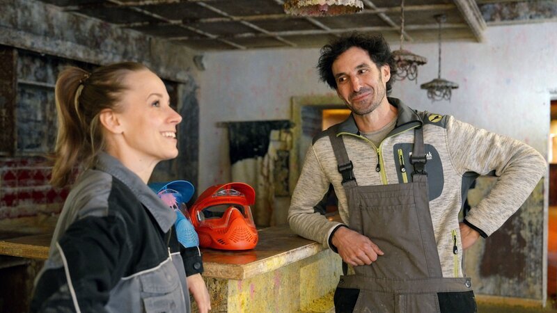 Kira Schinko mit Stefan Knappitsch, der das elterliche Wirtshaus zur Paintball Arena umfunktioniert hat. – Bild: ORF/​Jenseide OG