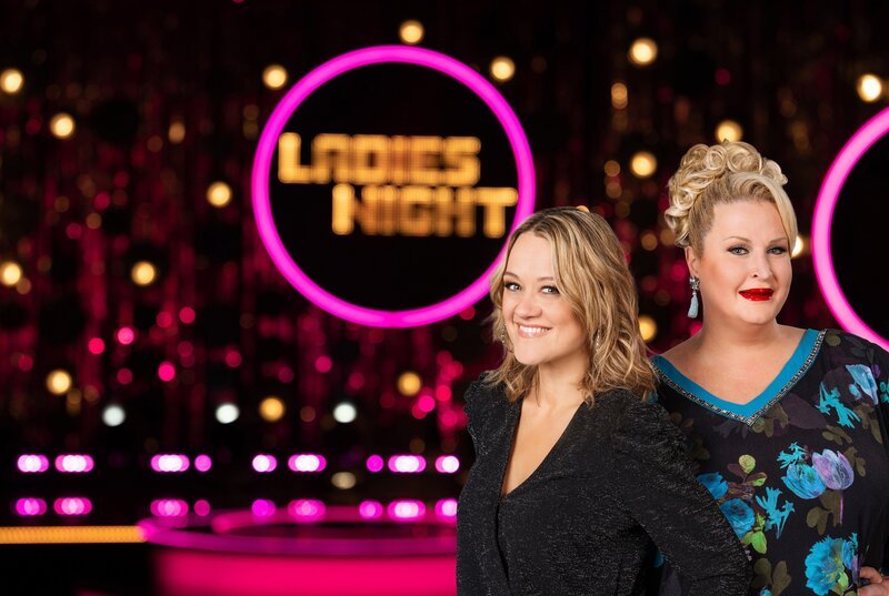 Die Gastgeberinnen Lisa Feller (l.) und Daphne de Luxe (r.). – Bild: SWR/​WDR/​Annika Fußwinkel