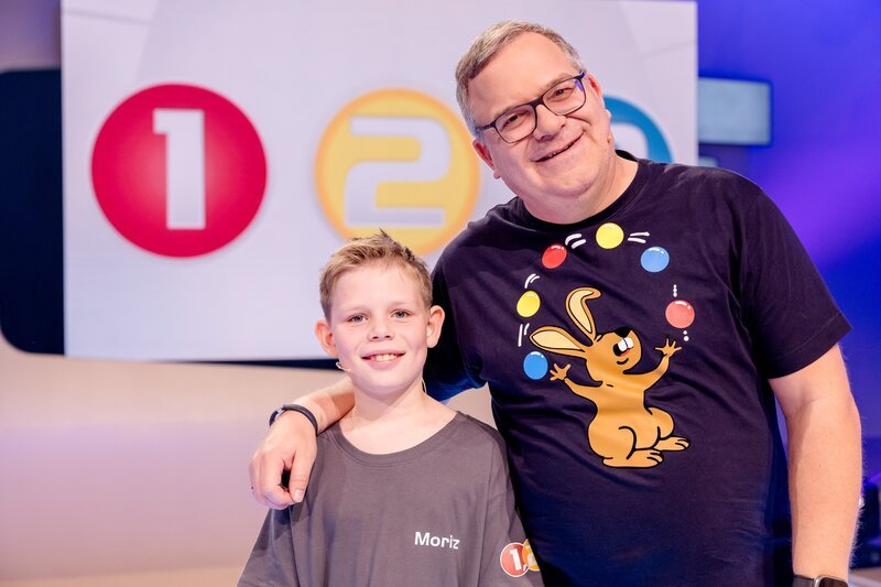 Moritz (l.) konnte bei Elton (r.) spannende Einblicke in die Arbeit an der Kamera gewinnen. – Bild: Nadine Rupp /​ ZDF