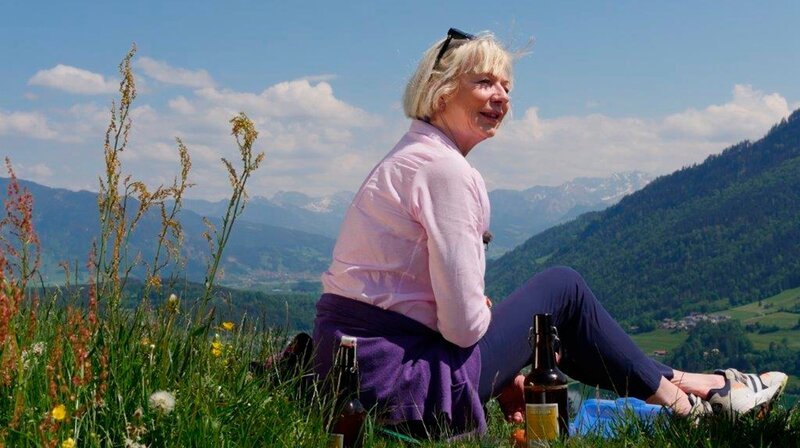 Autorin Rita Falk ist zusammen mit Werner Schmidbauer auf dem Juget Köpfle (1026 m) bei Immenstadt im Allgäu unterwegs. – Bild: BR /​ Werner Schmidbauer