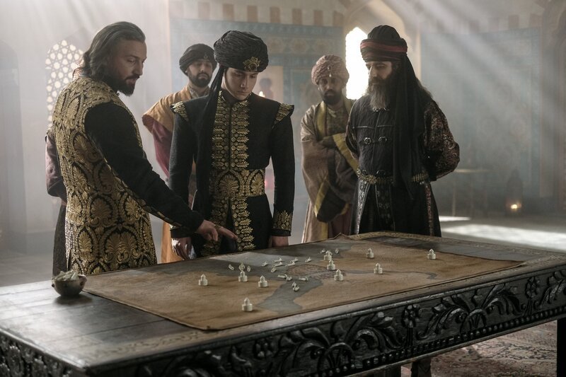 Vorne, v.li.: Murad (Murathan Muslu), sein Sohn Mehmed (Ulascan Kutlu) und Halil Pasha (Serkan Çolak) bereiten eine Strategie zur Verlegung der osmanischen Truppen vor. – Bild: Beta Film/​MR Film /​ ORF /​ Leo Pinter