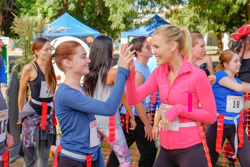 Meg Donnelly (Taylor Otto), Leslie Bibb (Viv). – Bild: ORF/​Disney/​ABC/​Tony Rivetti