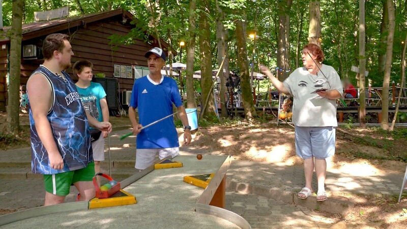 Carmen, Dieter, Pascal und Manuel machen einen Familienausflug. Sie wollen Pit Pat spielen, eine Kombination aus Billard und Minigolf. – Bild: RTLZWEI