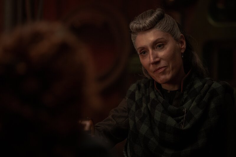 Loti (Céline Menville, r.) erzählt Humility (Georgia Flood, l.) von ihrer Vergangenheit. – Bild: Vince Valitutti/​Disney+ /​ ZDF