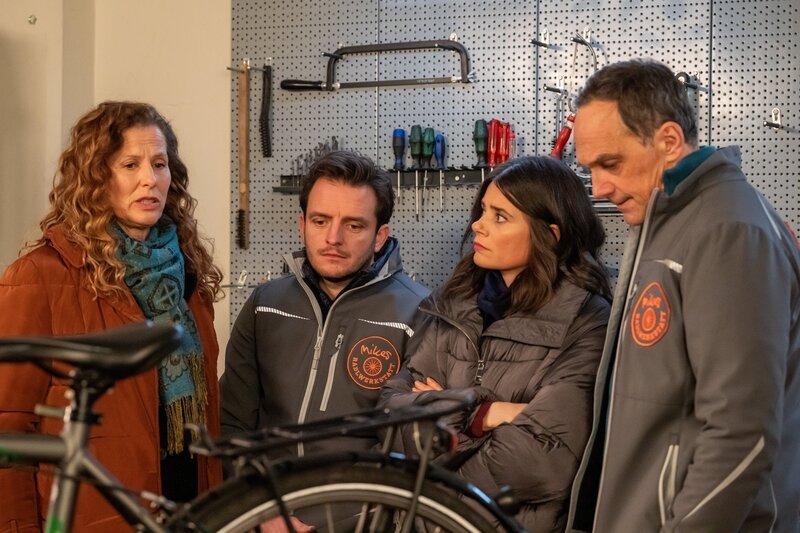 Annalena zweifelt, ob eine Beerdigung im kleinsten Familienkreis das Richtige ist. Von links: Annalena (Heidrun Gärtner), Florian (Tommy Schwimmer), Saskia (Joyce Ilg) und Mike (Harry Blank). – Bild: Ewa Wiese /​ BR