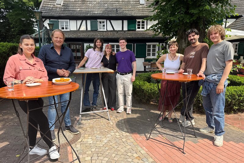 Björn Freitag (2.vl.) lädt zur Verkostung. Welche vegetarischen Nuggets schmecken am besten? – Bild: WDR/​solis TV