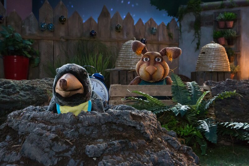 Maulwurf Grete (Viviane Podlich) und Hase Otto (Benno Lehmann) können nicht schlafen. Ständig wird auf dem Hof Lärm gemacht! – Bild: ZDF/​Zia Ziarno