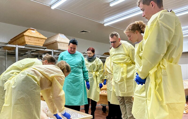 Rechtsmedizinerin Britta Bockholdt übt mit Medizinstudenten die gesetzlich vorgeschriebene zweite Leichenschau im Krematorium, bevor die Toten eingeäschert werden. – Bild: NDR/​Rebekka Bahr