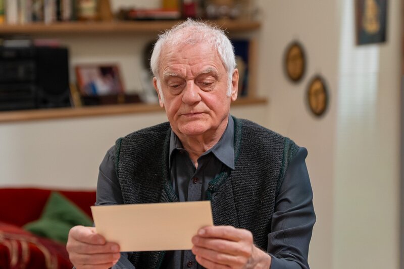 Joseph (Michael Vogtmann) ist zutiefst bewegt, als ihm durch Theresas Brief klar wird, dass sie ihn besser kannte, als er gedacht hätte. – Bild: Ewa Wiese /​ BR