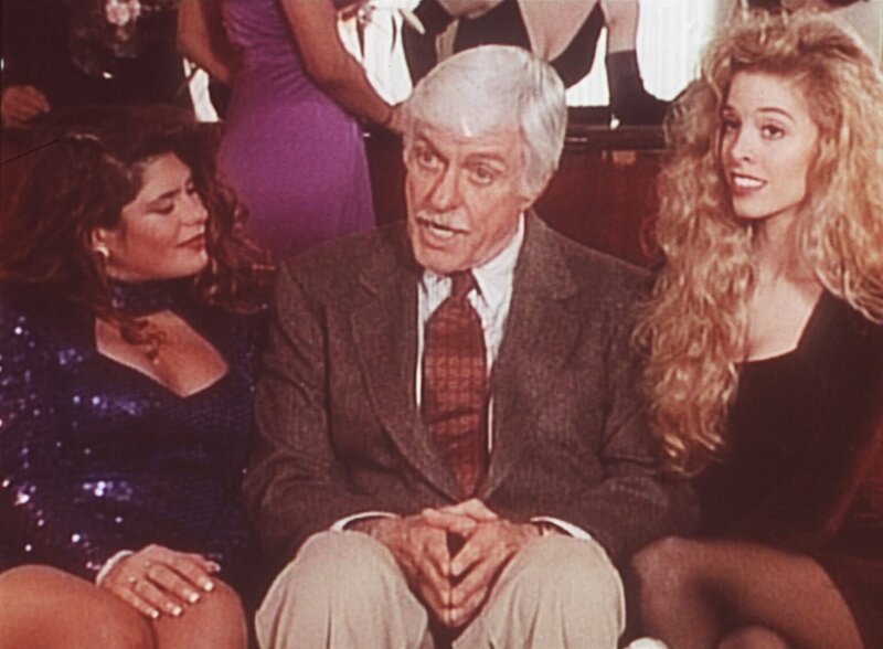 Bei seinen Ermittlungen landet Dr. Sloan (Dick Van Dyke, M.) in einem Edelpuff. – Bild: Viacom
