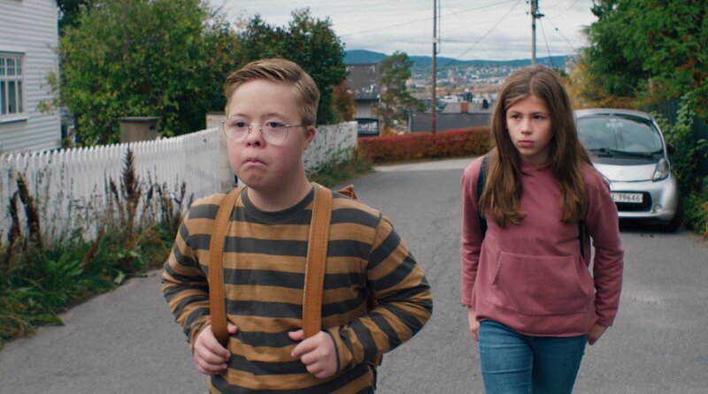 Lars (Adrian Øverjordet Vestnes) und Amanda (Lilly Winger Schmidt). – Bild: HR/​Nordisk Film