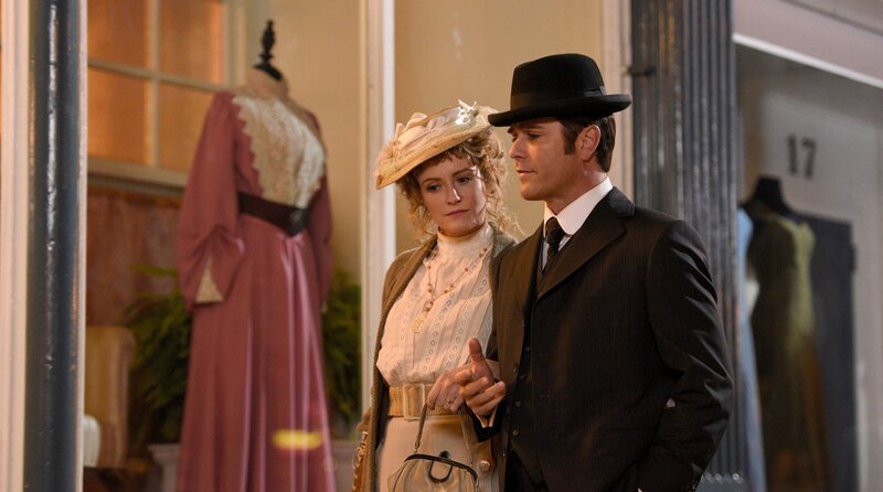 Dr. Julia Odgen (Helen Joy, l.), Detective William Murdoch (Yannick Bisson, r.) – Bild: WDR/​Shaftesbury Murdoch VIII Inc