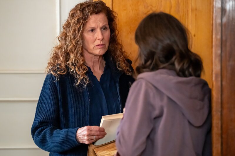 Von links: Annalena (Heidrun Gärtner) ist verwundert, als sie überraschend Briefe von Theresa findet und zeigt sie Saskia (Joyce Ilg). – Bild: Ewa Wiese /​ BR