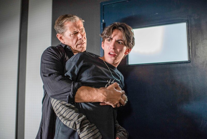 Finn (Sven Martinek, li.) versucht den sichtlich aufgebrachten Patrick (Gustav Strunz, re.) zu beruhigen. – Bild: ORF/​ONE GATE/​ARD/​Thorsten Jander