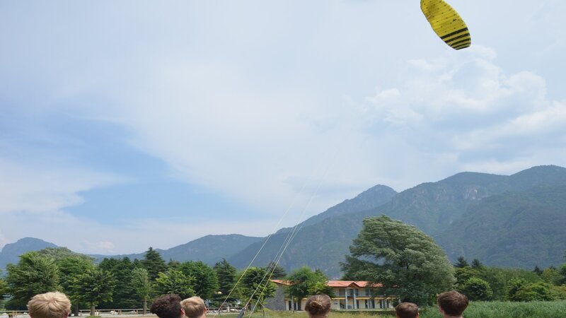 Luc, Leroy, Ole, Trainer, Robin und Nils (v.l.n.r.) üben an Land fürs Kitesurfen. – Bild: ZDF und E+U TV Film- und Fernsehproduktion