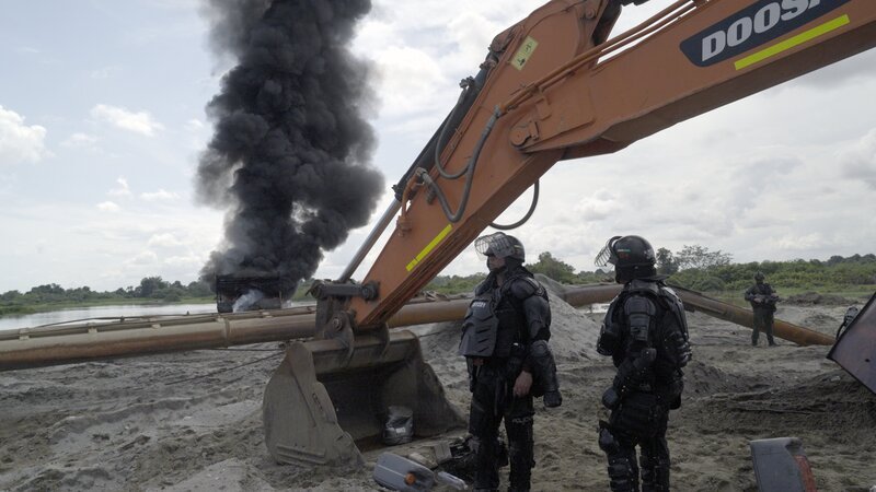 Polizeieinsatz gegen illegalen Goldabbau in Antioquia, Kolumbien. – Bild: ZDF und sendefaehig GmbH /​ Christopher Stöckle