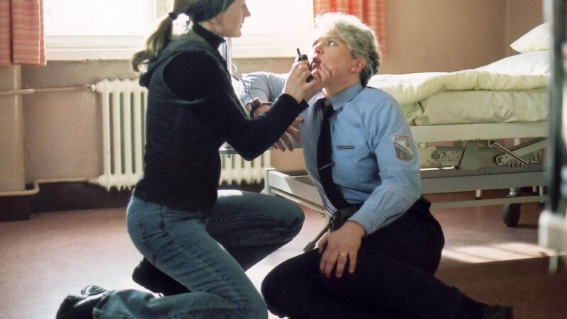 Kalle (Isabelle Höpfner, li.) hat von der Liebesbeziehung zwischen Grauel und Schnoor (Uta Prelle) erfahren. Rachsüchtig bedroht sie Schnoor mit dem Tod … – Bild: MG RTL D /​ Richard Hübner