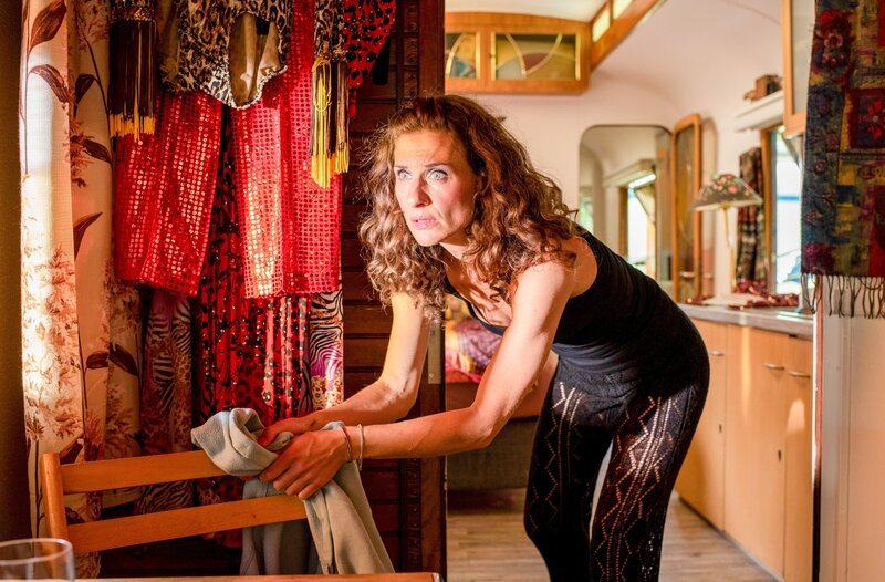 Zirkusartistin Gina Sala (Marie Rönnebeck) kämpft mit finanziellen Schwierigkeiten und den damit verbundenen Existenzängsten. – Bild: ORF/​ONE GATE/​ARD/​Thorsten Jander