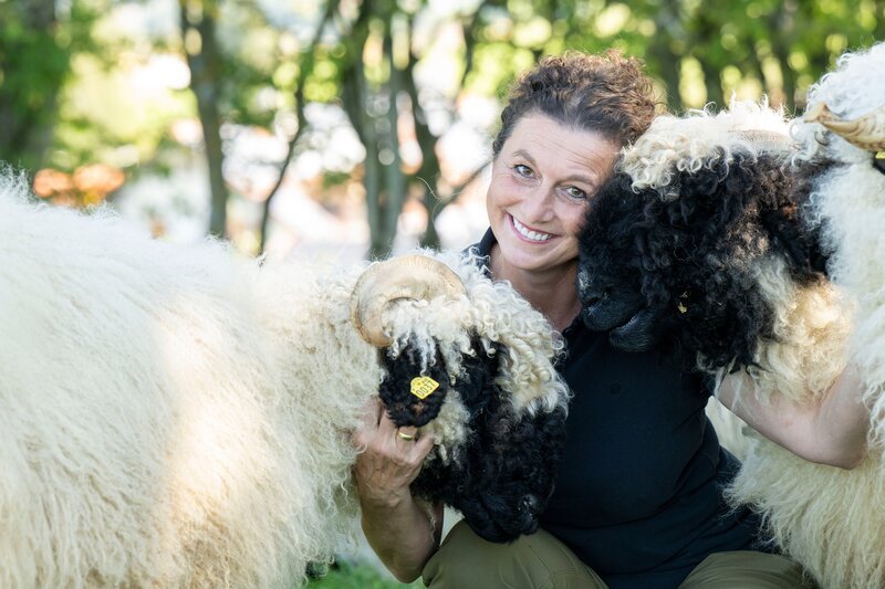 Gisela Elfinger auf dem Wurzberger-Erlebnishof in Reichling. – Bild: Melanie Grande /​ BR; WDR; megaherz GmbH