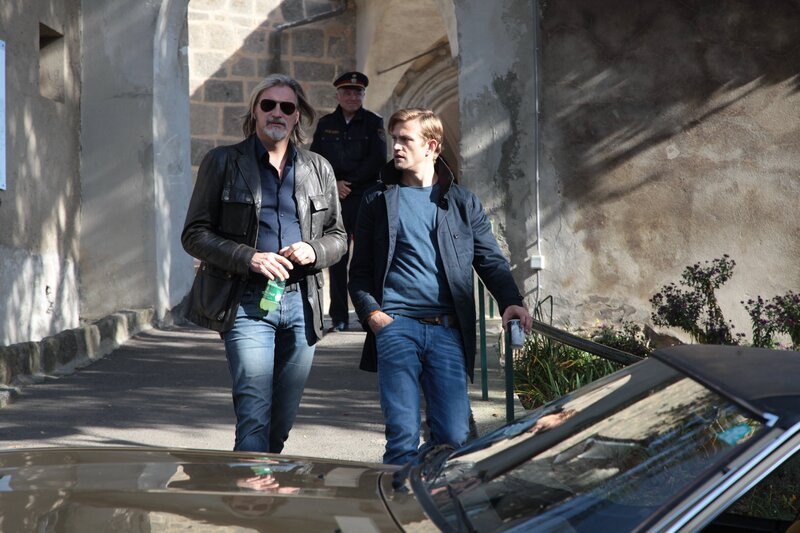 Im Bild (v.li.): Carl Ribarski (Stefan Jürgens), Simon Steininger (Michael Steinocher). – Bild: ORF 1