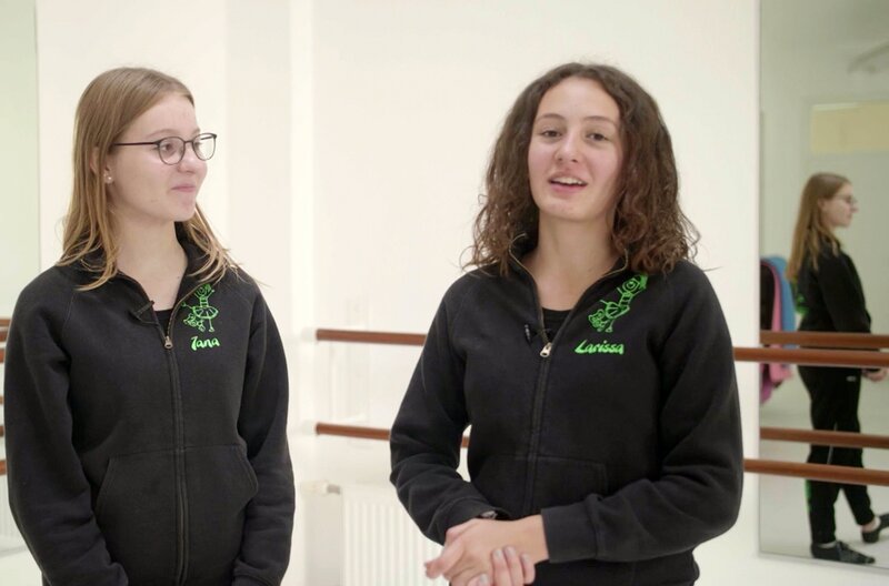 Die Rheinland-Pfälzerinnen Larissa und Jana sind beste Freundinnen und trainieren seit neun Jahren Showtanz – eine absolute Teamsportart. "Let's Dance"-Profitänzer Massimo Sinató verkündet ihre Challenge. – Bild: SWR Die Rheinland-Pfälzerinnen Larissa und Jana sind beste Freundinnen und trainieren seit neun Jahren Showtanz – eine absolute Teamsportart. "Let's Dance"-Profitänzer Massimo Sinató verkündet ihre Challenge. – Bild: SWR