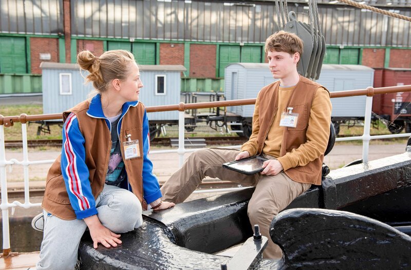 Timo (Filip Januchowski, r.) ist heimlich in Neele (Helena Sattler, l.) verliebt, die ein Volontariat auf dem Museumsschiff macht. – Bild: ORF/​ONE GATE/​ARD/​Thorsten Jander