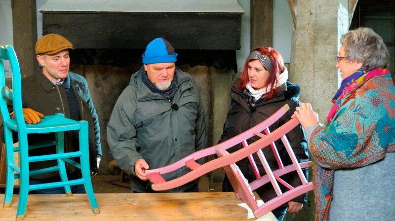 Oli P. (l) staunt zusammen mit Bernd und Sarah, was Expertin Inge Thiemer-Schäffer (r) aus den alten Stühlen gemacht hat. – Bild: WDR /​ Encanto Film- und Fernsehproduktions GmbH