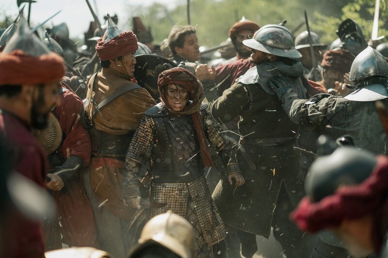 Unerschrocken stürzt Mehmed (Felipe Gabriel Mariano, m.) sich in die Schlacht. – Bild: ORF/​Beta Film/​MR Film/​The Orbital Strangers Project/​Csaba Aknay