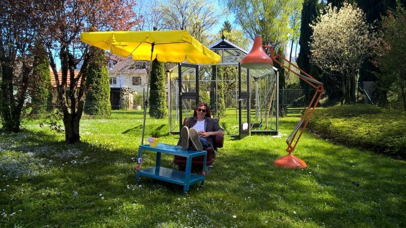 Der Frühling ist da! Checker Tobi hat seine Checkerbude nach draußen verlegt. – Bild: BR/​megaherz GmbH/​Hans-Florian Hopfner