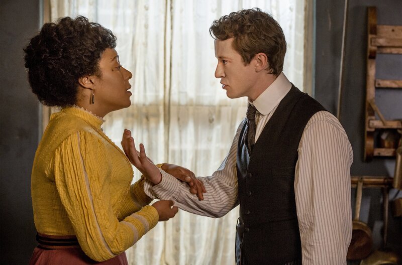 Leonard Bast (Joseph Quinn, r.) und Jacky Bast (Rosalind Eleazar, l.). – Bild: WDR /​ Starz Entertainment, LLC