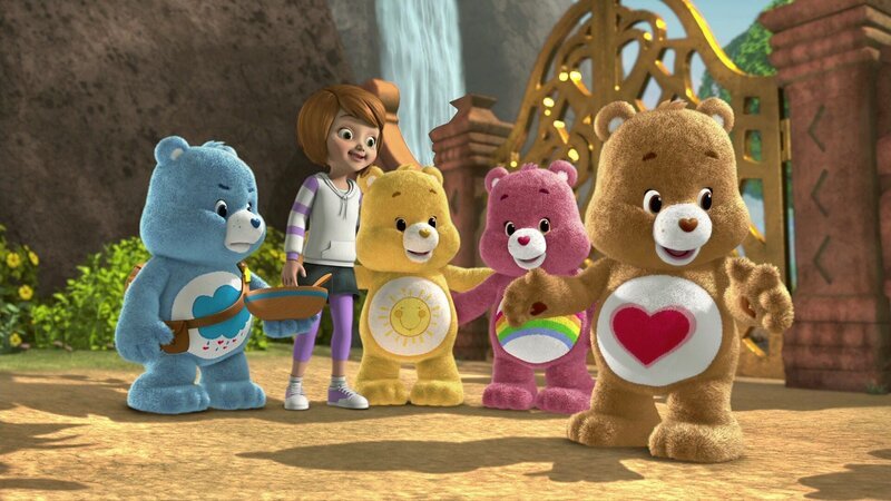 Brummbärchi, Olivia, Sonnenscheinbärchi, Hurrabärchi und Schmusebärchi vor dem verschlossenen Tor der Smaragdbrücke. – Bild: KiKA/​TCFC