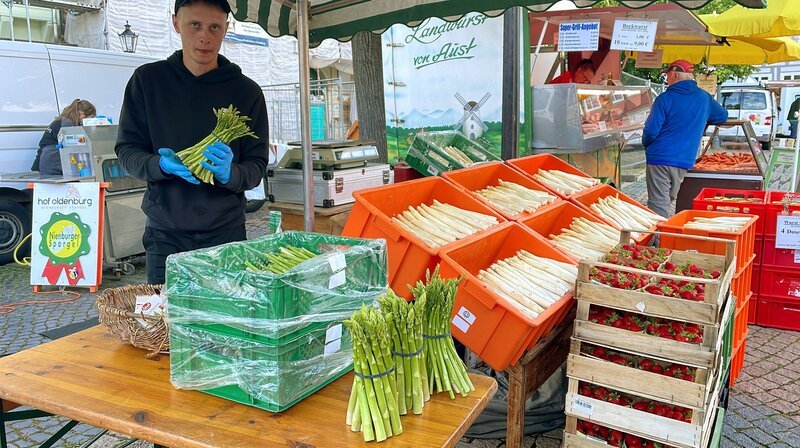 Spargel in allen Sorten und Varianten: Familie Oldenburg aus Vogtei im Landkreis Nienburg verkauft ihre Ware auf dem Wochenmarkt, im Hofladen und direkt an die Gastronomie. – Bild: NDR/​Nathalie Siegler/​MFG-Film /​ NDR Presse und Information