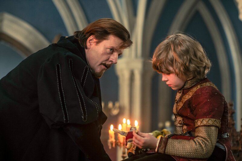 Cilli (Ernö Fekete) überwacht die Erziehung des Kindkönigs Ladislaus (Berzsián Márkó) in Wien. – Bild: Beta Film /​ MR Film /​ ORF /​ The Orbital Strangers Project /​ Csaba Aknay