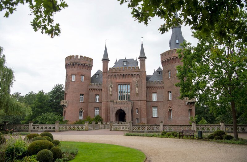 Deutschland ist voller schöner Sehenswürdigkeiten. „Deutschlands schönste Schlösser“ ist eine ARD-Kooperation, die einen bildstarken Überblick quer durch die Republik bietet. Ob das Schloss Herrenchiemsee in Bayern, das Schloss Moyland (Foto) in Nordrhein-Westfalen  oder das „Humboldt Forum“ (früher Berliner Stadtschloss) in Berlin; jedes Bauwerk erzählt seine eigene, unverwechselbare Geschichte. – Bild: WDR/​Melanie Grande