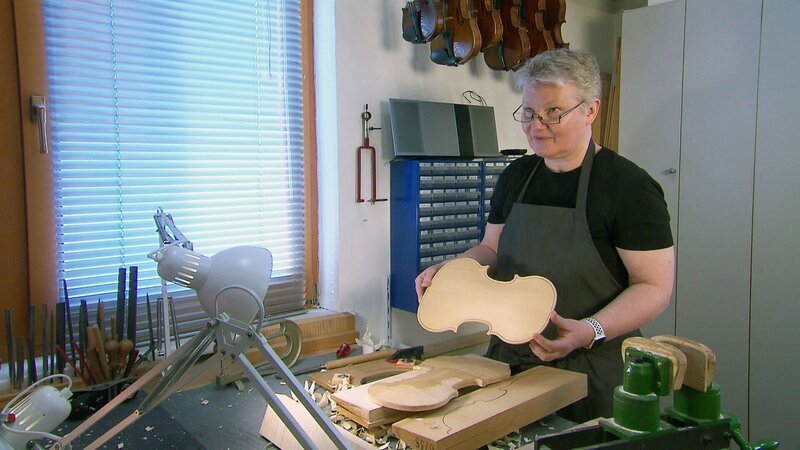 Geigenmacherinnen Claudia Rook. Gemeinsam mit Kerstin Hoffmann betreiben die beiden Geigenbau-Meisterinnen eine Werkstatt im 6. Bezirk. – Bild: ORF
