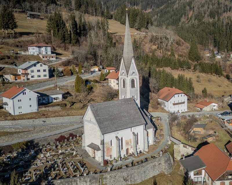Der Gottesdienst des ORF wird aus der Pfarrkirche Berg im Drautal, die Mariä Geburt geweiht ist, ausgestrahlt. – Bild: ORF/​Pfarre Berg im Drautal/​Dieter Arbeiter