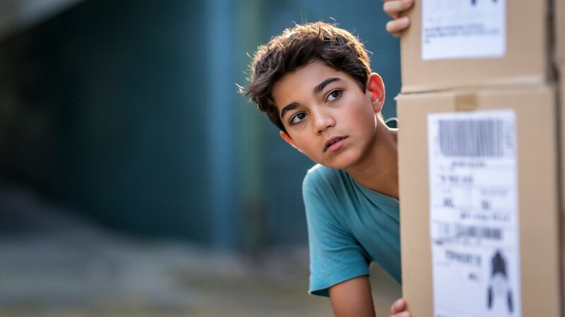 Hakim (Mads Albatros) auf Beobachtungsposten – Bild: NDR/​Boris Laewen