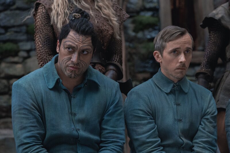 Kai (Tyrone Ngatai, l.) und Cuff (Benedict Hardie, r.) warten auf das Urteil der nordischen Kriegerinnen. – Bild: ZDF und Vince Valitutti/​Disney+