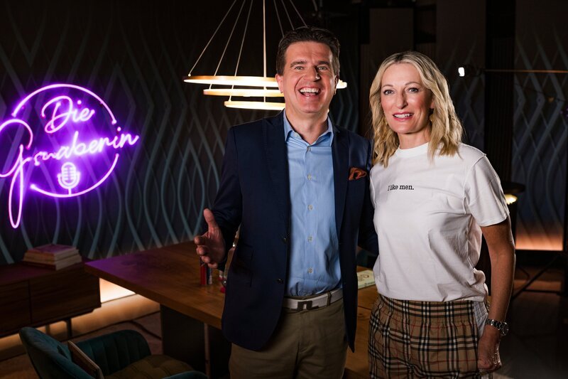 Thomas R. Köhler und Monika Gruber. – Bild: ServusTV /​ Sebastian Marko