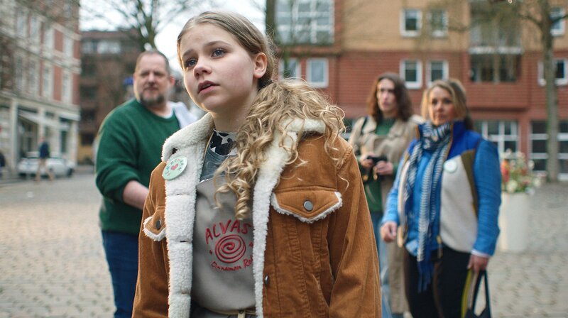Malin (Ida Carlo) kann nicht glauben, was sie auf dem Nachbarschaftsfest beobachtet. – Bild: NDR/​Letterbox