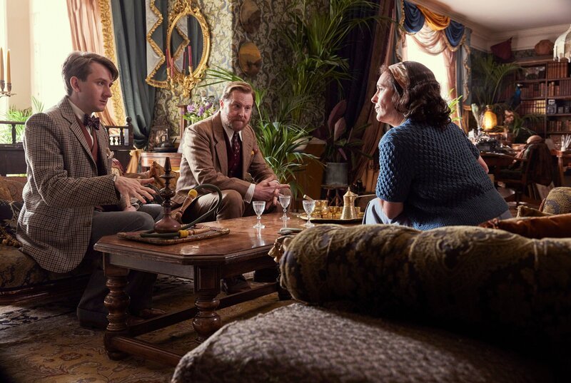 Richard Carmondy (James Anthony-Rose,  l.), Siegfried Farnon (Samuel West, M.) und Miss Grantley (Juliet Aubrey, r.). – Bild: WDR/​Playground & All3Media International/​Helen Williams