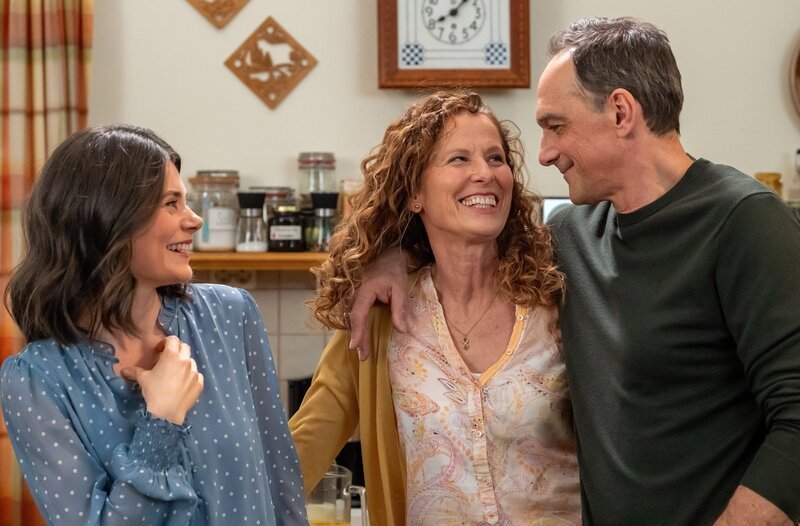 Annalena genießt mit Mike und Saskia die Familienzeit. Von links: Saskia (Joyce Ilg), Annalena (Heidrun Gärtner) und Mike (Harry Blank). – Bild: BR/​Ewa Wiese